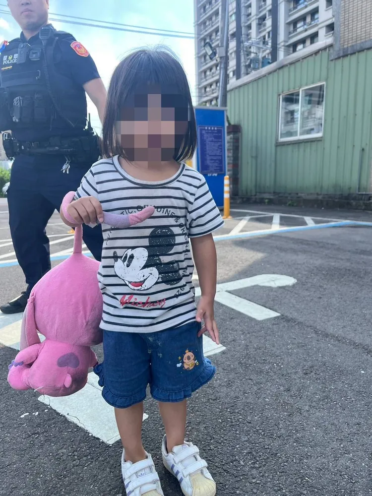 偷溜出門的女童。大園警分局提供