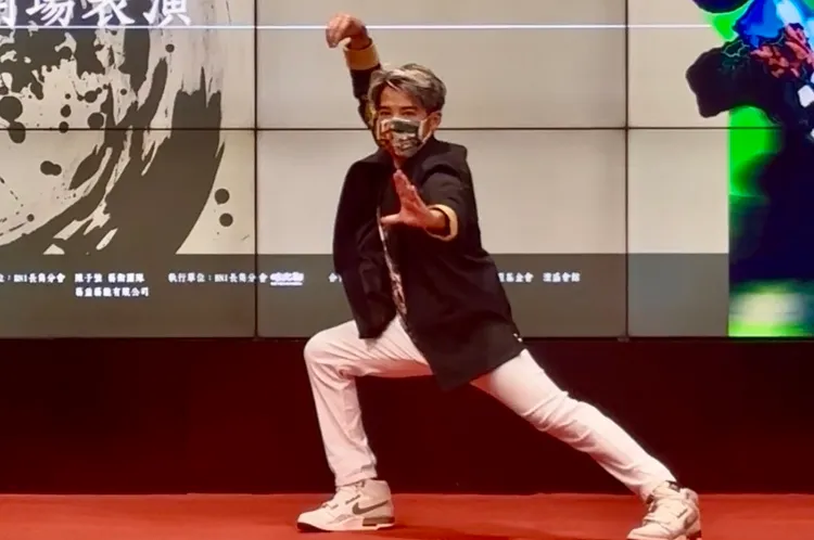 陳子強因感動落淚，上台還戴口罩。經紀人提供