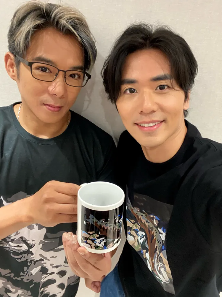 陳子強（左）好友巫宗翰力挺畫展，還買了馬克杯做公益。經紀人提供
