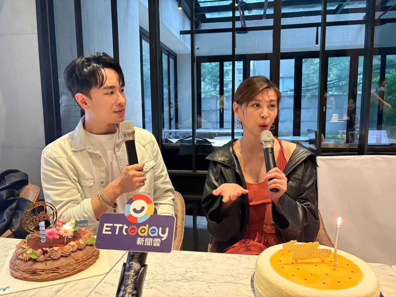 方馨(右)分享拍八点档时累到开到对向车道。王思颖摄