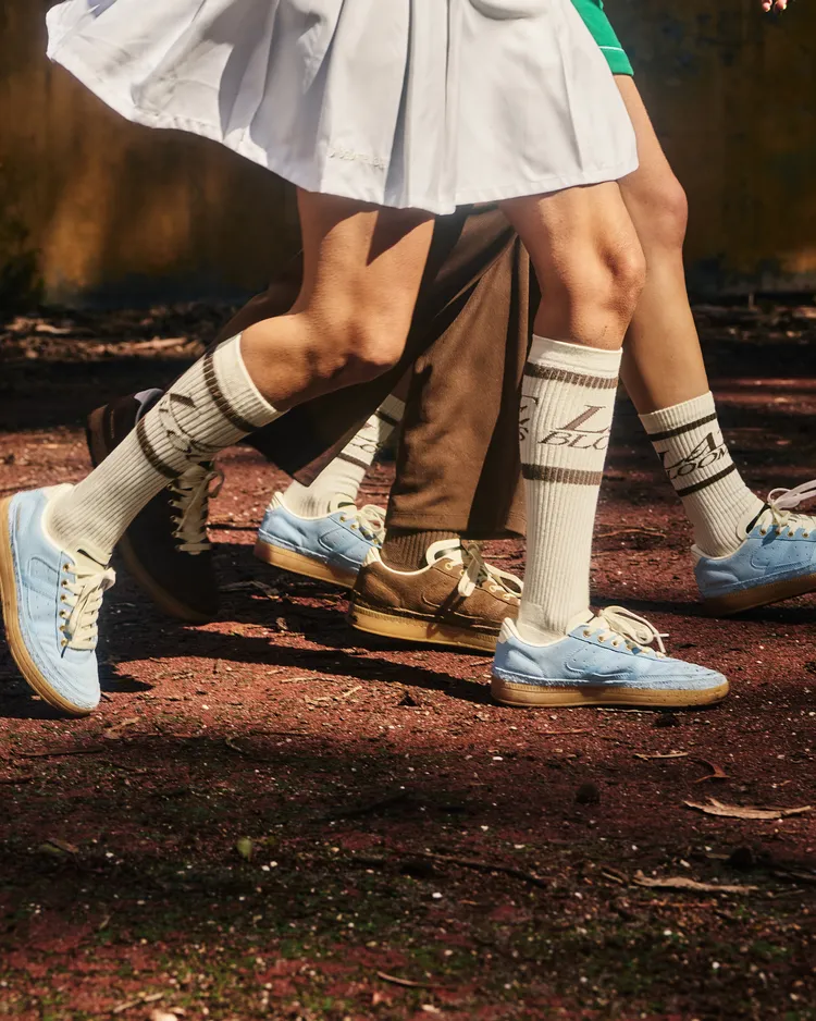 身為焦點的限量麂皮運動鞋，以經典復古輪廓為基礎並搭配100％麂皮鞋面。品牌提供