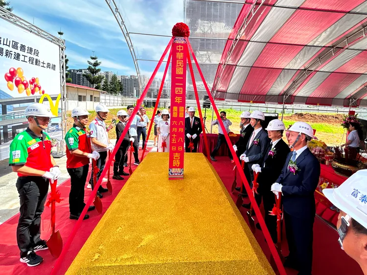 動土典禮當天，包括行政院秘書長龔明鑫、桃園市經發局長張誠等貴賓皆親臨現場參與執鏟儀式。業者提供