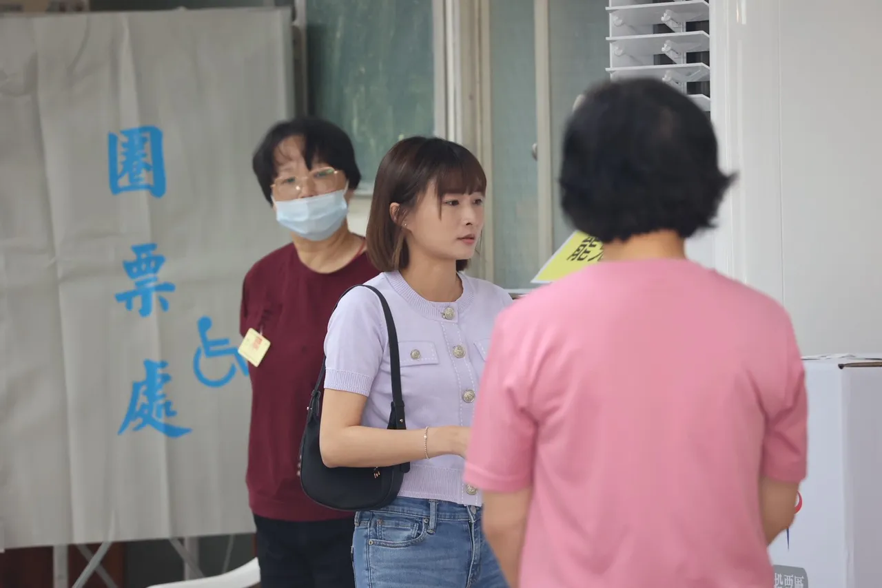 台中第8选区立委罢免领衔人廖芝晏上午也完成投票。罢团提供