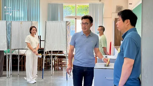 江启臣一早偕妻投票 笑称「醒来以为还要站路口」
