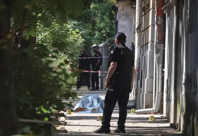 警方在現場蒐證。路透社