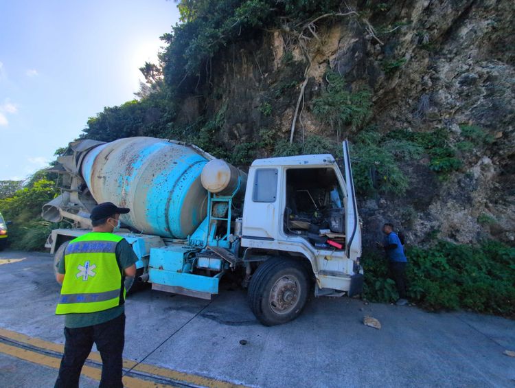 蘭嶼核廢料碼頭車禍　砂石車自撞山壁！駕駛受困車內身亡