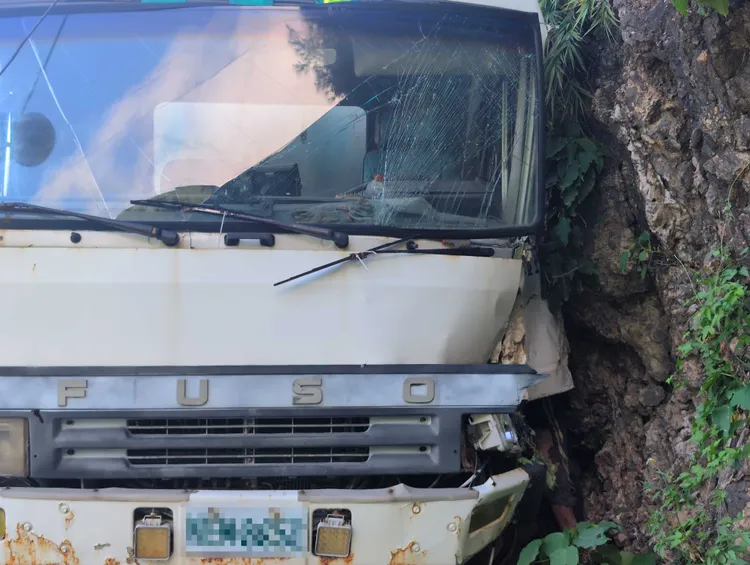 砂石車撞山壁駕駛受困。民眾提供