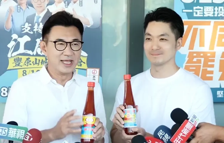 江啟臣送上東泉、源美辣椒醬，笑稱是「江蔣好」。翻攝江啟臣臉書