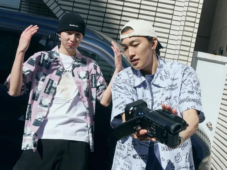 新店限定的小天使MG塗鴉印花短袖襯衫，設計上融入經典手繪塗鴉藝術風格。品牌提供