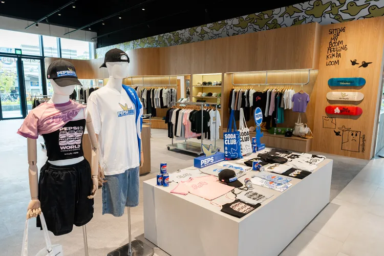 Mark Gonzales與百事可樂的聯名系列也同步在新店內登場。品牌提供