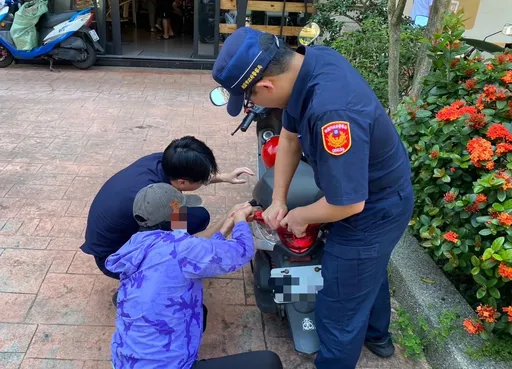 投票後婦人驚覺車鑰鎖進車廂 楊梅警暖心解圍