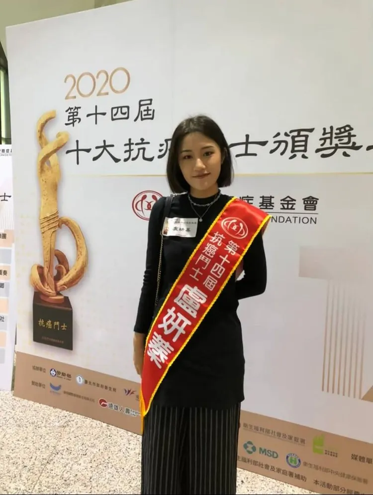 小蓁曾獲「2020十大抗癌鬥士」。翻攝楊月娥臉書