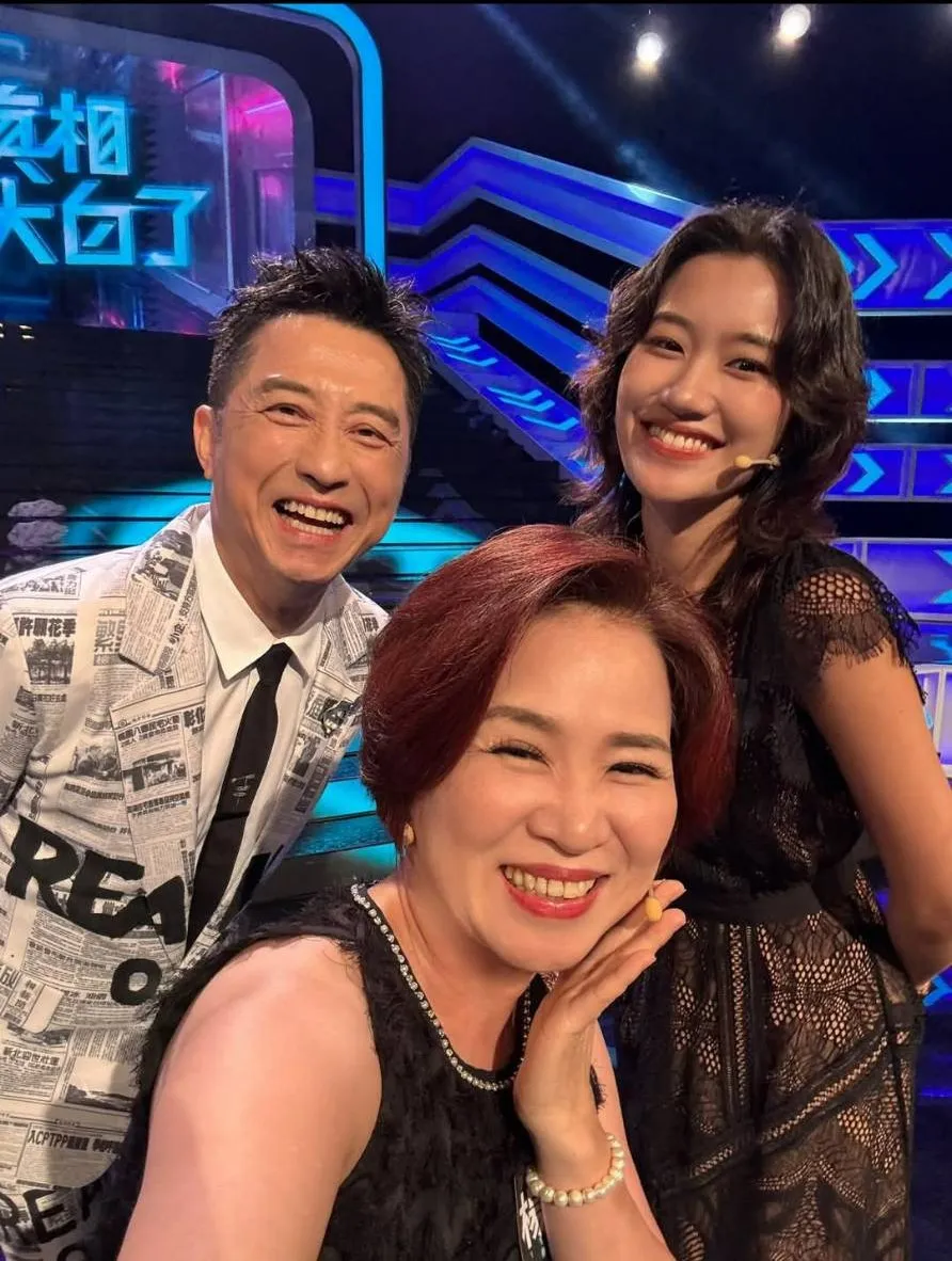 杨月娥小女儿小蓁(右)和妈妈(前)一起上哈林节目。翻摄杨月娥脸