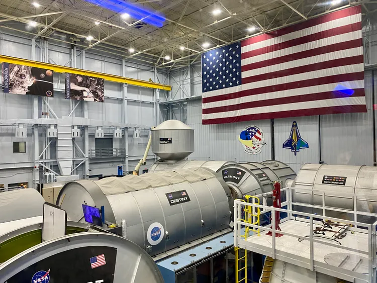 太空中心內多數組成火箭的部分都有一比一模型給太空人出任務前練習。莊偉祺攝