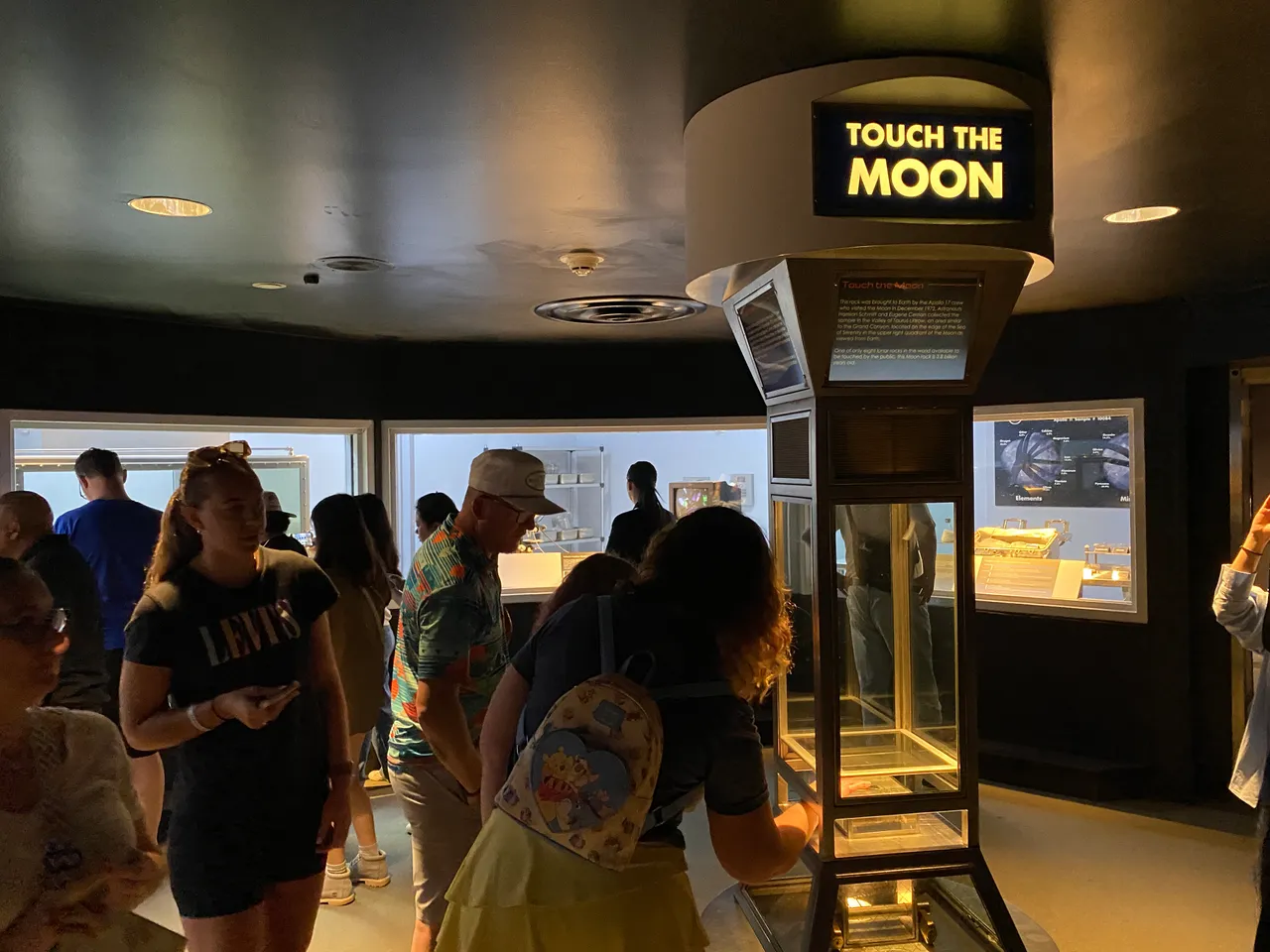 太空中心可参观登陆月球模拟场景等设施,还能体验亲手触摸月球岩石。庄伟祺摄