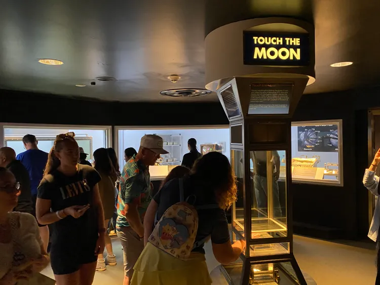 太空中心可參觀登陸月球模擬場景等設施，還能體驗親手觸摸月球岩石。莊偉祺攝