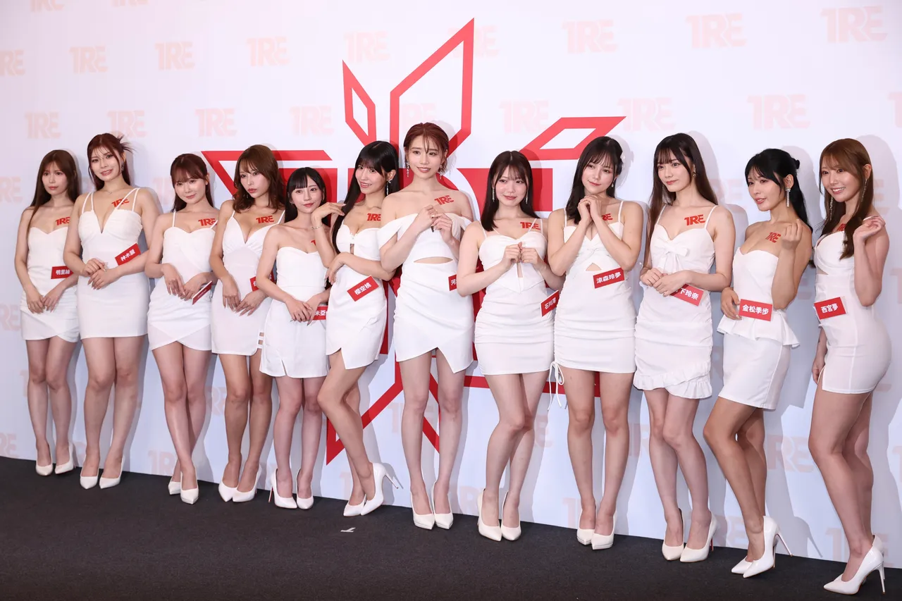 12位日本AV女神一同降临现身,为「TRE台北国际成人展」活动展前造势。「小恶魔萝莉教主」七泽米亚、「神之乳美少女」樱空桃、「AV最强天后」河北彩伽备受瞩目。彭欣伟摄