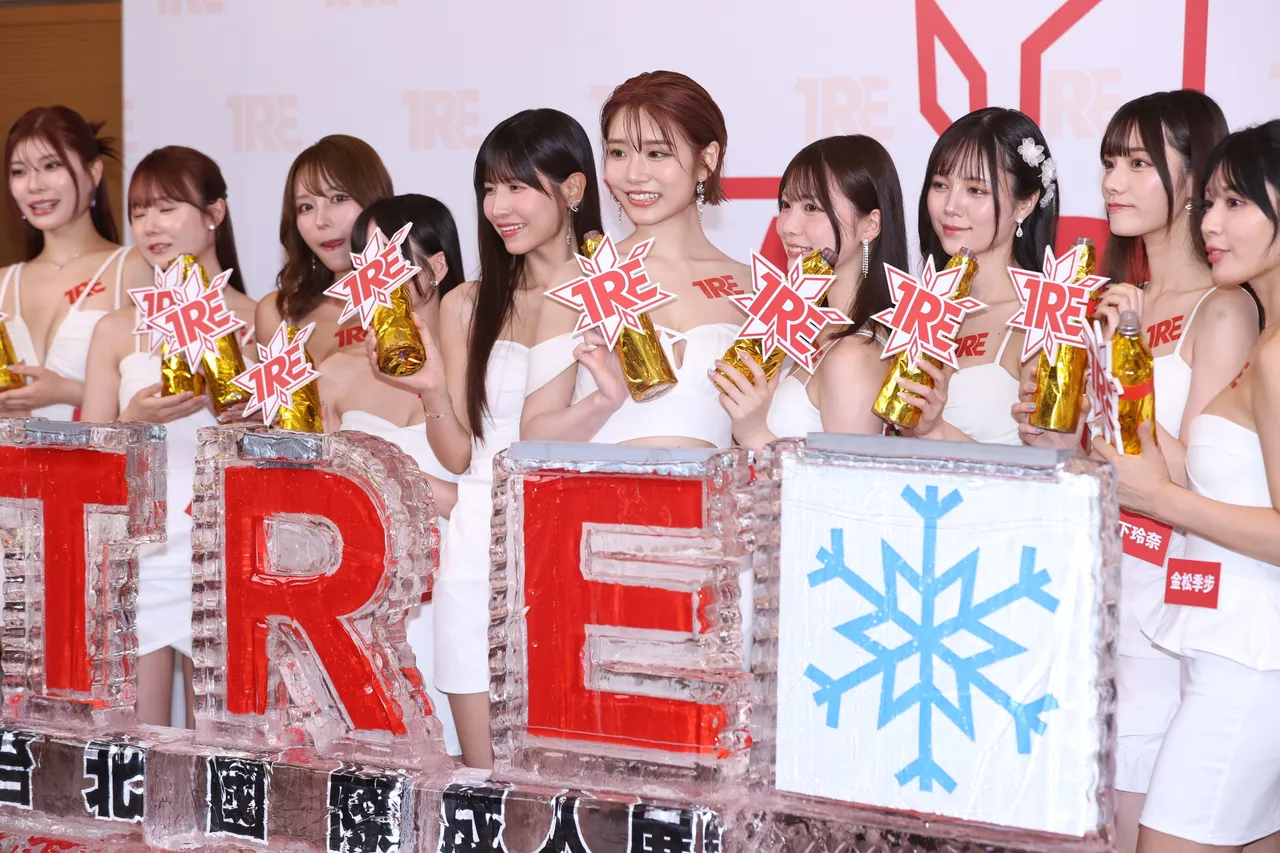 12位日本AV女神一同降临现身,为「TRE台北国际成人展」活动展前造势。「小恶魔萝莉教主」七泽米亚、「神之乳美少女」樱空桃、「AV最强天后」河北彩伽备受瞩目。彭欣伟摄