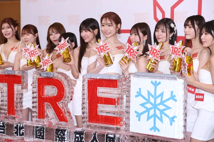 12位日本AV女神一同降臨現身，為「TRE台北國際成人展」活動展前造勢。「小惡魔蘿莉教主」七澤米亞、「神之乳美少女」櫻空桃、「AV最強天后」河北彩伽備受矚目。彭欣偉攝