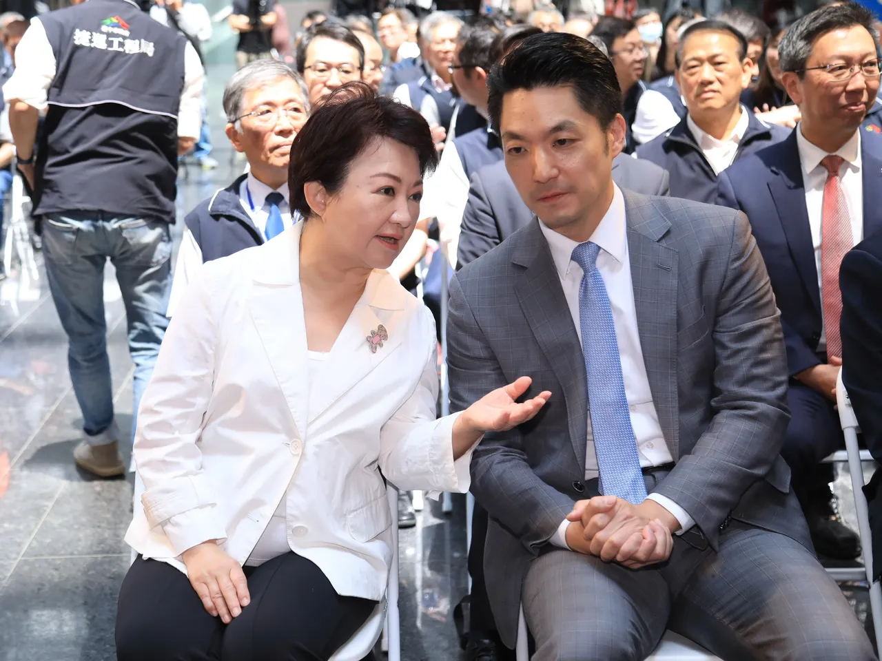 卢秀燕妆容争议延烧,蒋万安声援力挺,图为两人过往公开场合合影。北市府提供