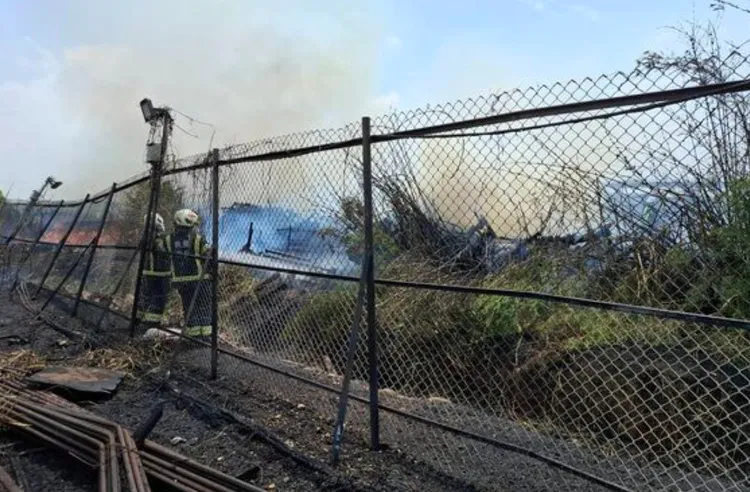 第三航廈旁圍籬已被火燒到軟化傾斜。翻攝畫面