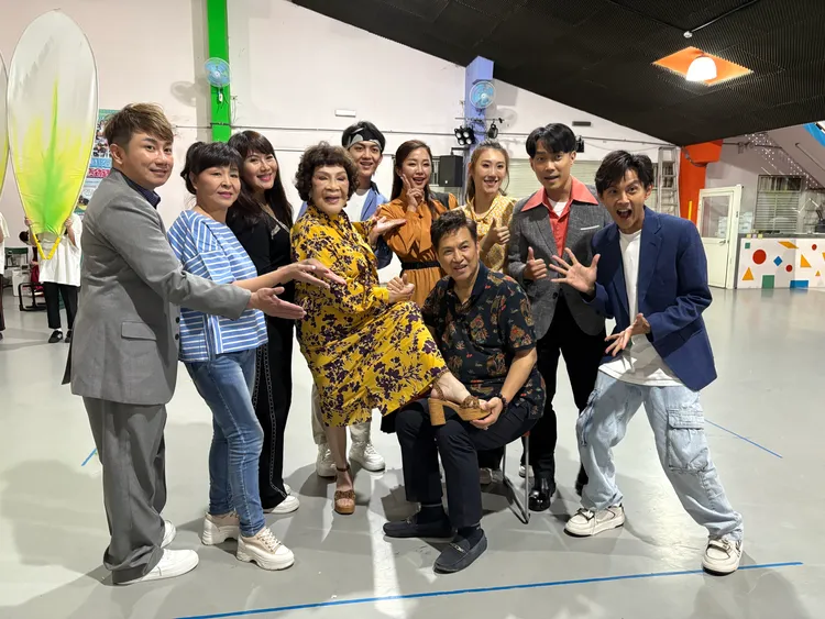 周遊（左四）、李朝永、阿翔、賴慧如、許仁杰、郭忠祐出席「第17屆台灣經典電視電影演唱會「聽咱的歌，看咱的影」彩排。讀者提供