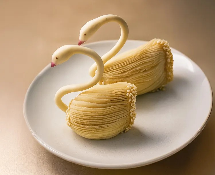 「酥羽天鵝」以港式蘿蔔絲餅結合天鵝羽翼造型，視覺吸睛。業者提供