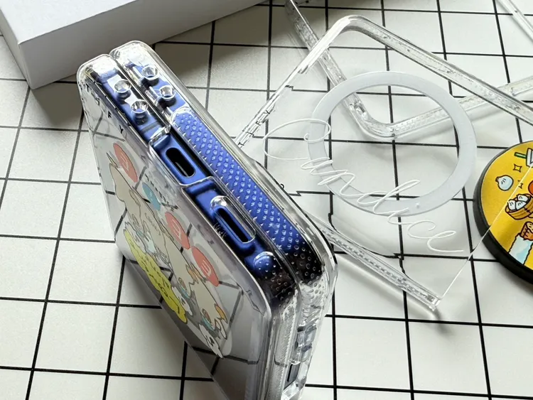 對應的孔位也切得很精準，兼顧手感與質感。趙筱文攝