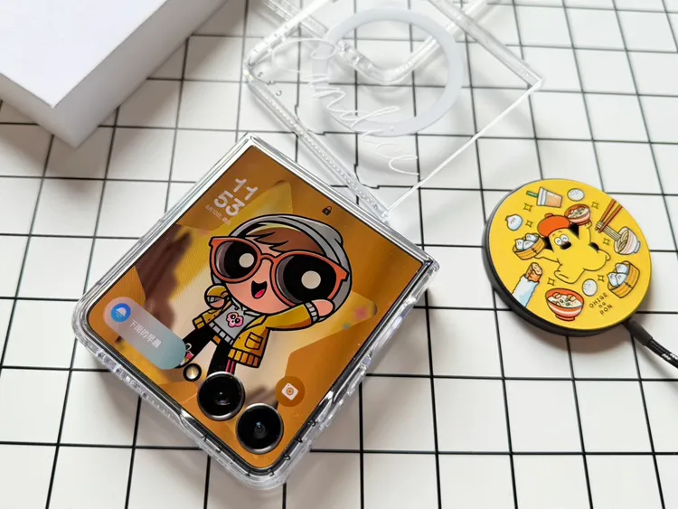 透明保護殼配上無線充電盤。趙筱文攝