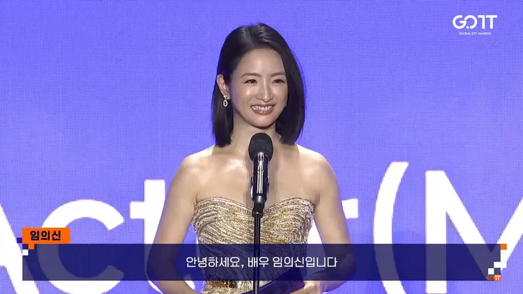 去年視后得主林依晨擔任頒獎人，今年不敢說太多韓文。翻攝YouTube