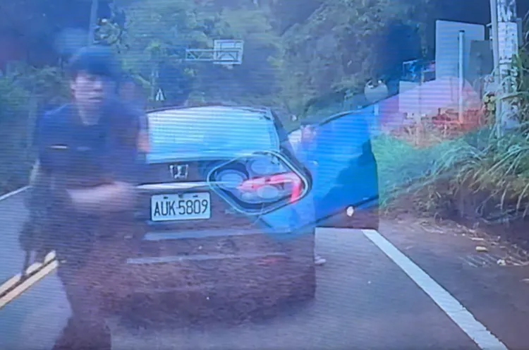 民眾遭警方持警棍、拔槍攔查，痛批執法過當。翻攝鄭男臉書