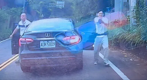 一家五口被误认山老鼠!警拦车「拔枪」吓坏小孩 父母气炸了