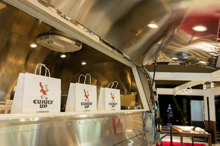 快閃店餐飲皆採用外帶形式。品牌提供