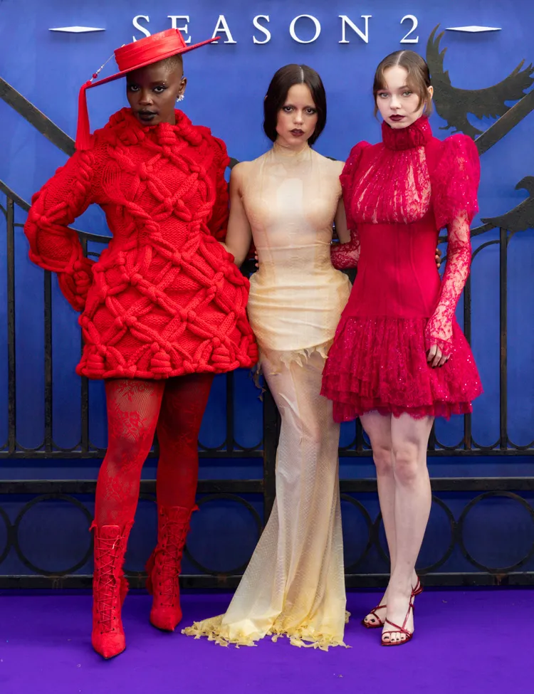 喬依桑迪（左起）、珍娜奧特嘉、愛瑪梅耶斯日前出席《星期三》第2季紅毯活動。翻攝Netflix X