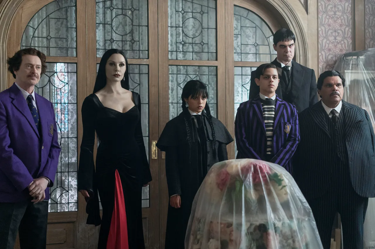 凯萨琳丽塔琼斯(左二起)饰演珍娜奥特嘉的妈妈。Netflix提供