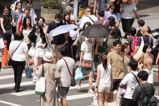 熱爆了!台北高溫飆36℃  颱風楊柳逼近、週末午後雷雨來襲