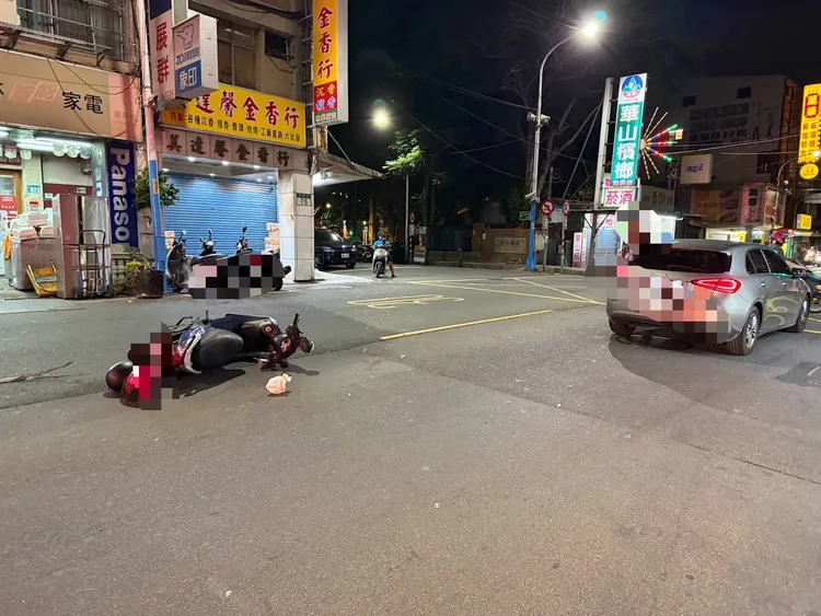 休旅車逃避警方追緝時擦撞一輛雙載機車，而機車滑行又碰撞另一輛轎車，機車騎士與乘客皆受傷。翻攝畫面