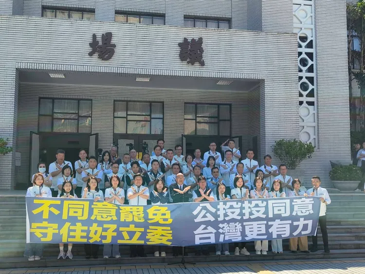 立法院長韓國瑜與國民黨團立委，在立法院議場前發表談話，他呼籲選民明天投下「不同意罷免」，公投也投下「同意票」，「一起結束紛紛擾擾的政治鬥爭」。國民黨團提供