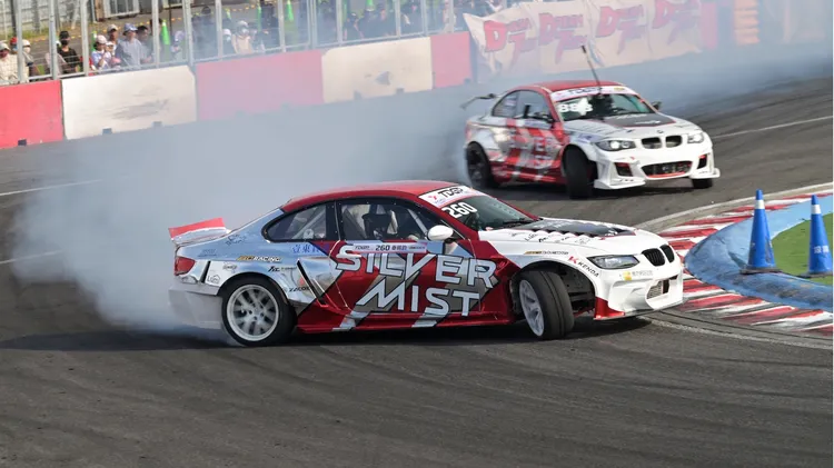 「師徒對決」銀霧車隊隊長260秦錫鈞與隊友888王昱竑正面交鋒。銀霧車隊提供