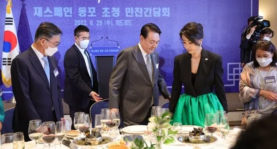 金建希声称穿廉价裙出席晚宴,被指其实是Prada高价服装。图为当时南韩总统府发布的新闻照。翻摄南韩《中央日报》