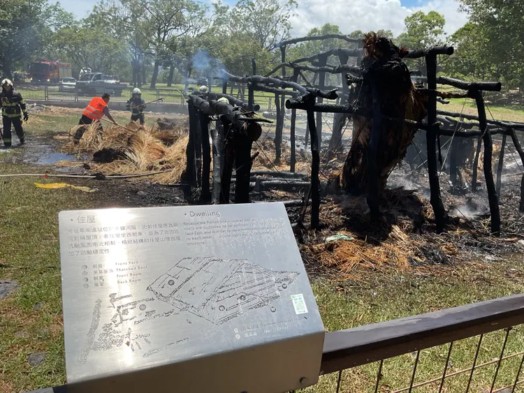台灣史前館史前家屋火警燒光光。民眾提供