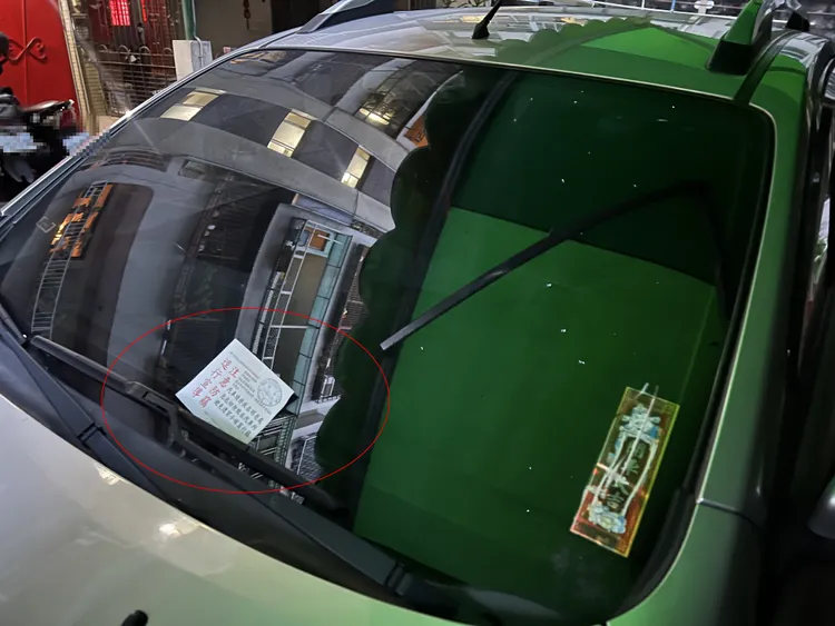 汽車上也會貼白單提醒車主勿將貴重物品留在車內。警方提供