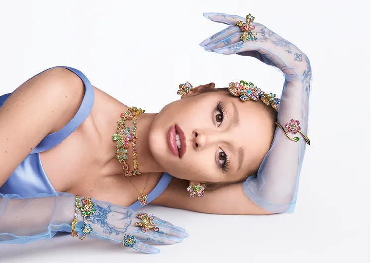 亞莉安娜以優雅藍裙配戴繁花水晶珠寶，化身絕美精靈。品牌提供