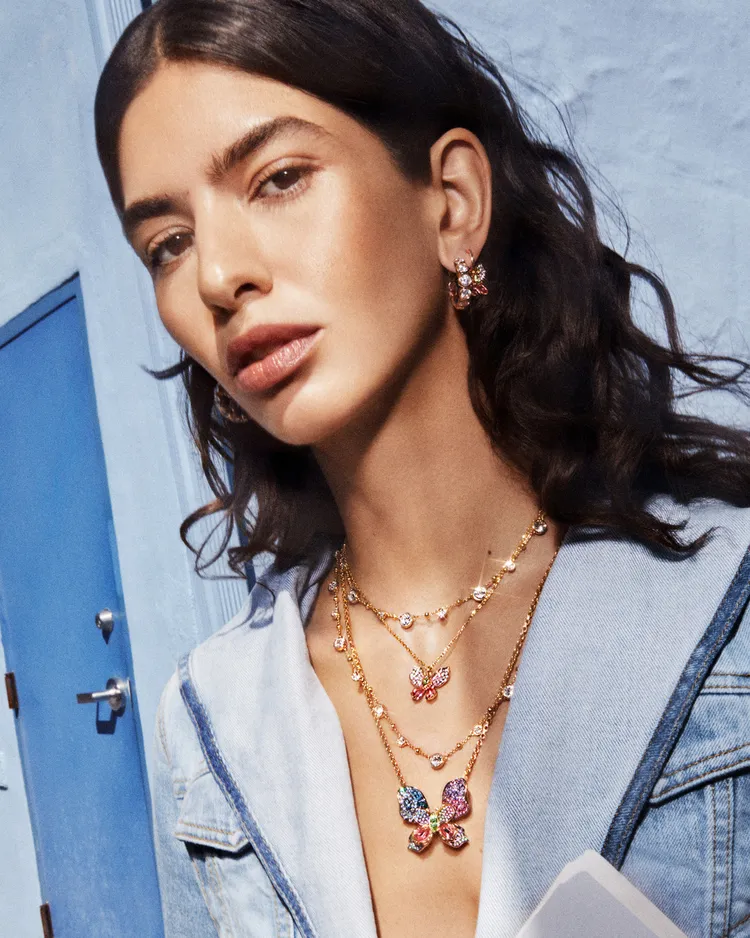 透過Swarovski水晶與粉、藍、金色調的交錯帶來閃耀光芒。品牌提供