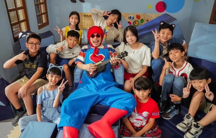 黃明志與小朋友們合拍MV。亞洲通文創提供