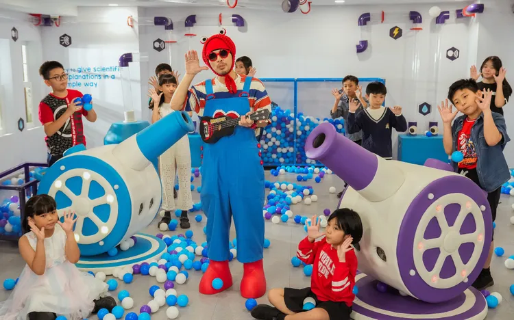 黃明志再次與沙登一校合唱團攜手合唱。亞洲通文創提供