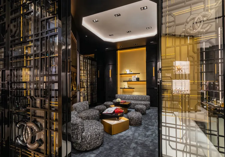 香奈兒美妝台北101化妝品精品店VIP休憩空間。品牌提供