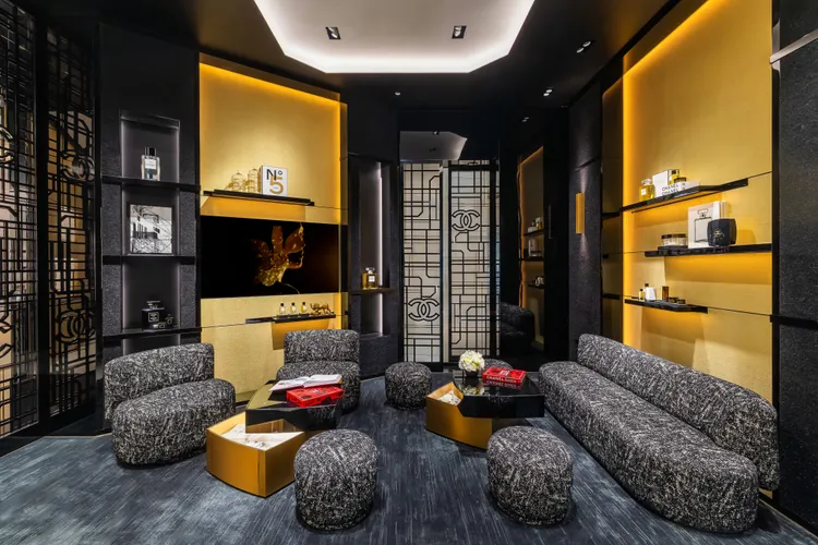 香奈兒美妝台北101化妝品精品店VIP休憩空間。品牌提供