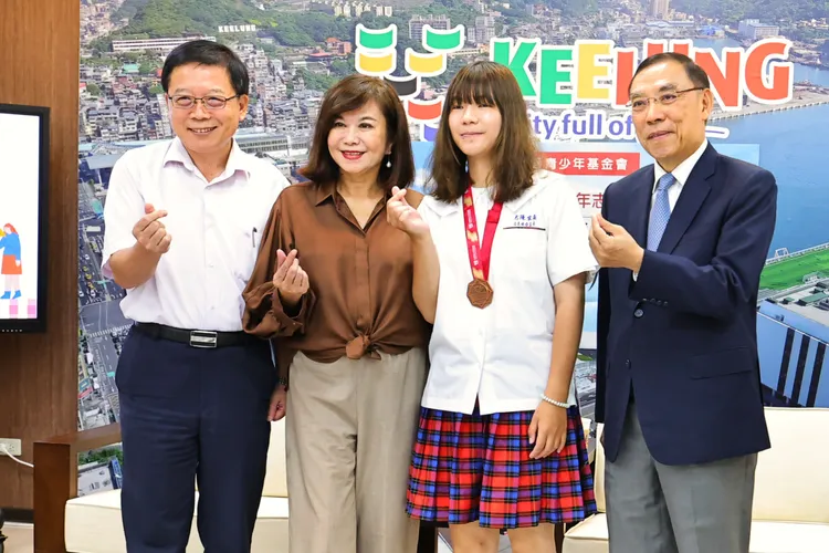 基隆市副市長邱佩琳（左二）接見台新青少年志工菁英獎得主。基隆市府提供