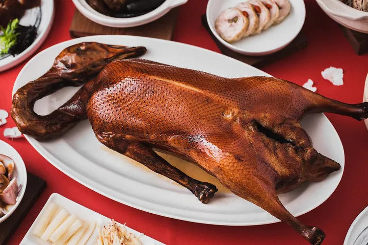 青雅中餐廳須提前三天預訂的招牌「嫣紅鵝」，提供一鵝四吃的多元料理方式深受家庭客群喜愛。新板希爾頓酒店提供